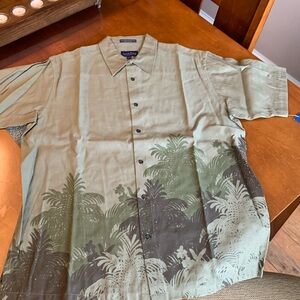 Linen men’s khaki green tropical relaxed button up shirt.